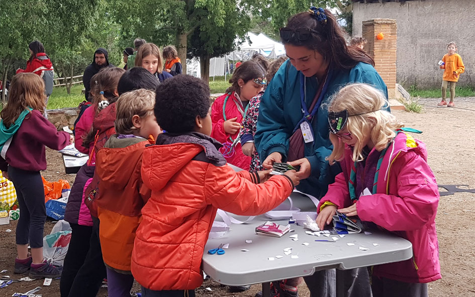 Follets preparant una activitat